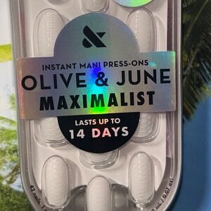 Olive & June Maximalist Press-On Nails White Faux Snakeskin Medium Oval Textured